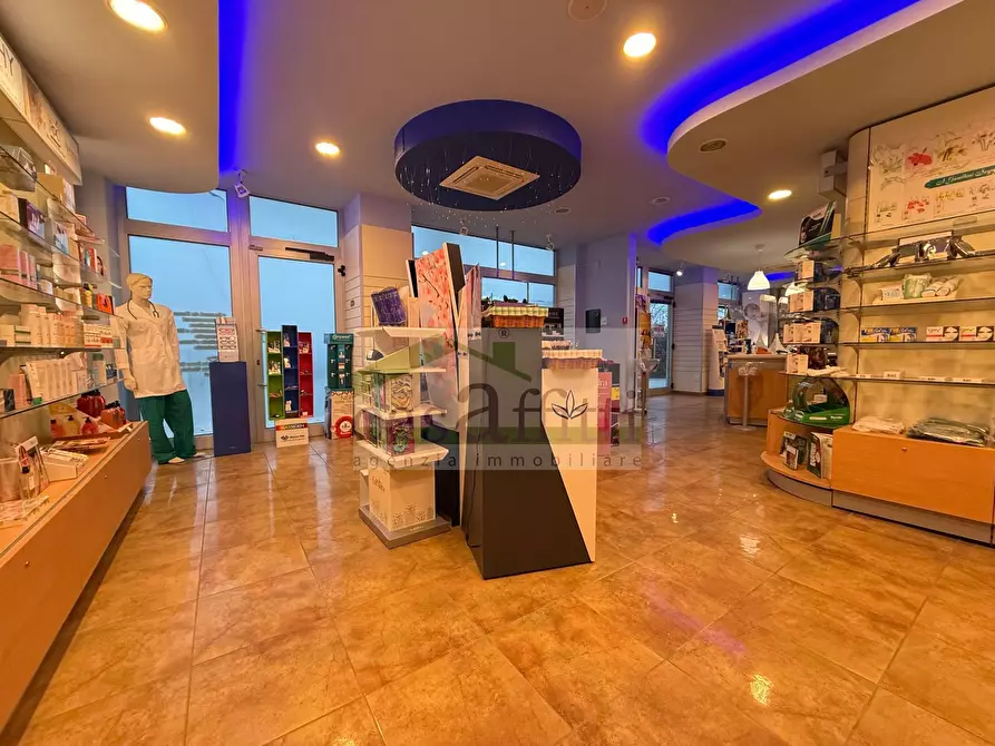 Immagine 11 di Locale commerciale in vendita  in Via Papa Giovanni Paolo II 7 a Chieti