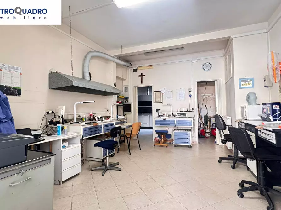 Immagine 10 di Locale commerciale in vendita  in Via Dei Rezzonico 3 a Roma