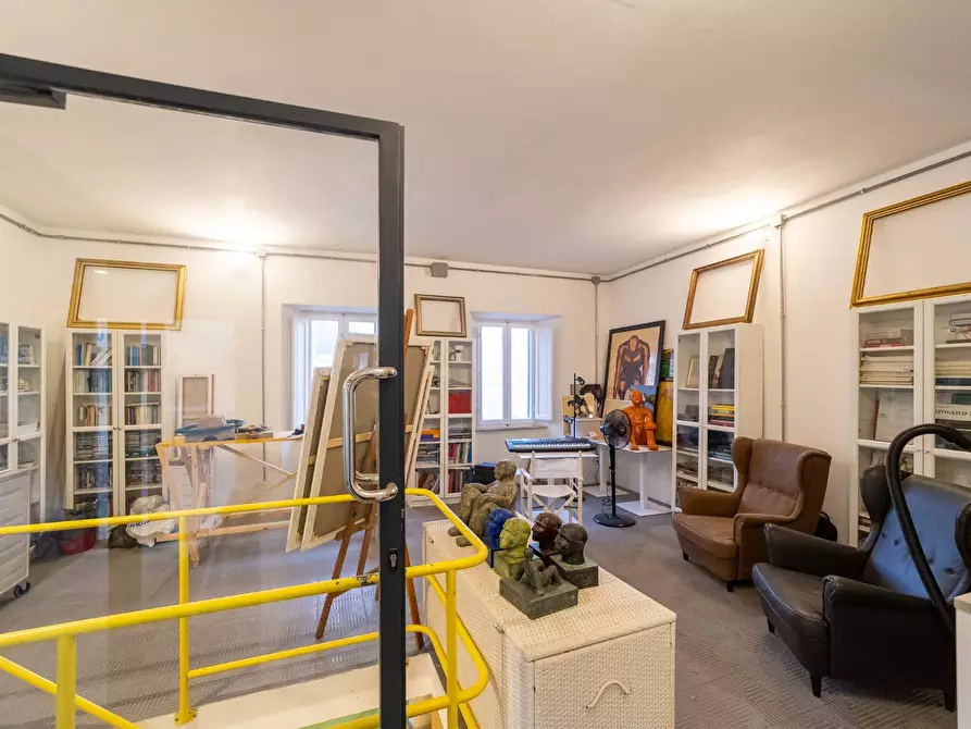 Immagine 6 di Locale commerciale in vendita  in Corso Umberto I 1 a Monte Argentario