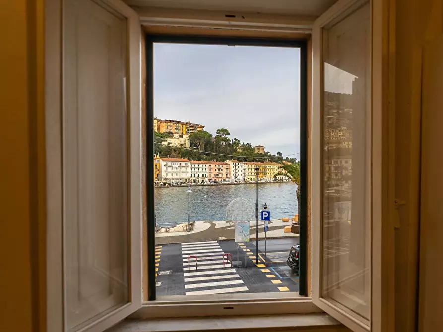 Immagine 3 di Locale commerciale in vendita  in Corso Umberto I 1 a Monte Argentario