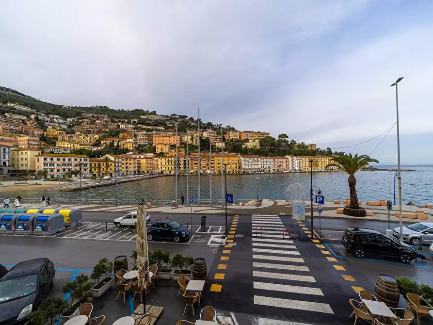 Immagine 1 di Locale commerciale in vendita  in Corso Umberto I 1 a Monte Argentario