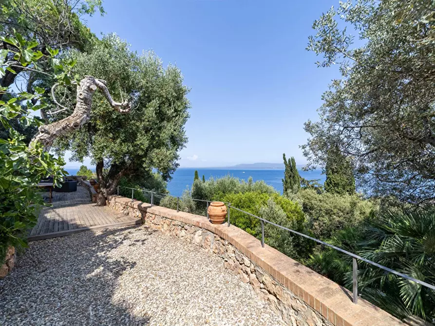 Immagine 2 di Villa in vendita  in Via Strada dei Fari 1 a Monte Argentario