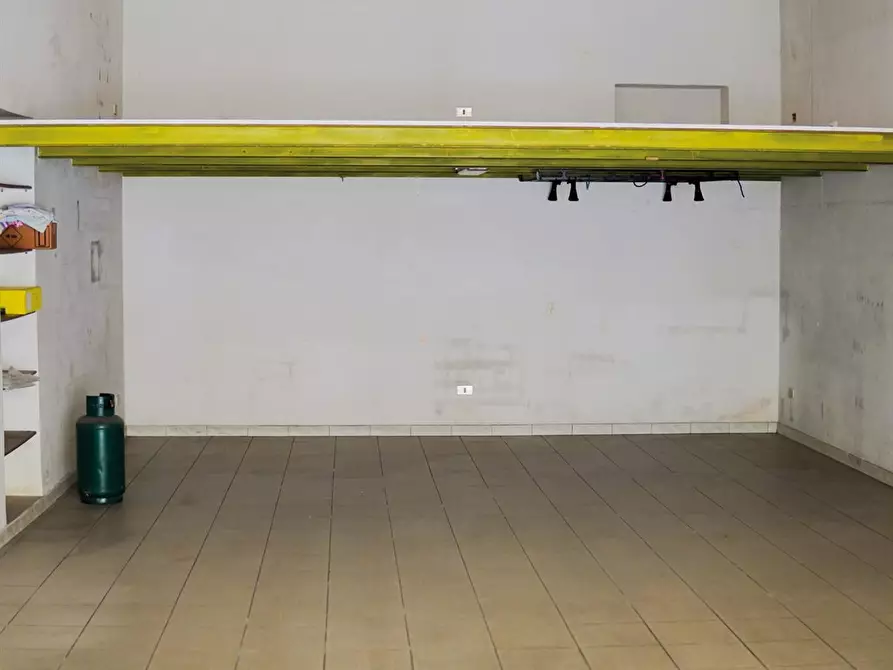 Immagine 4 di Box auto in vendita  a Manfredonia