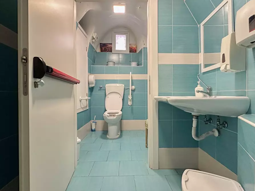 Immagine 8 di Attività commerciale in vendita  in VIA DE FLORIO a Manfredonia