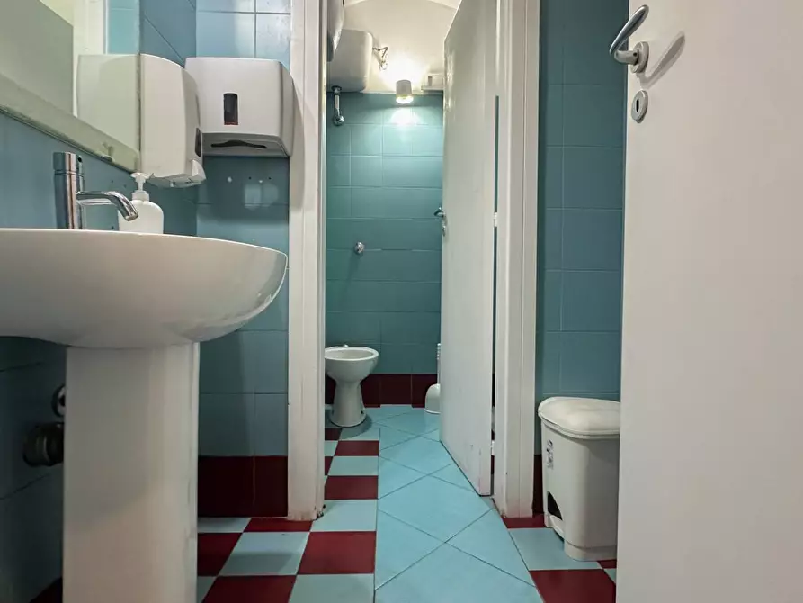 Immagine 9 di Attività commerciale in vendita  in VIA DE FLORIO a Manfredonia