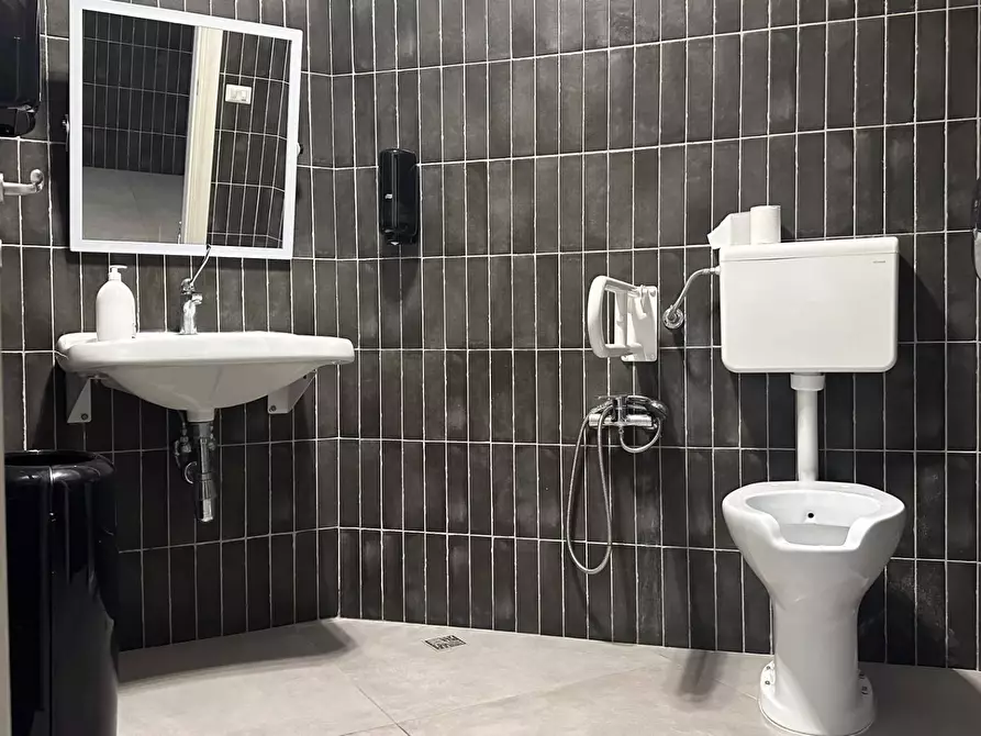 Immagine 17 di Attività commerciale in vendita  in VIALE MIRAMARE a Manfredonia