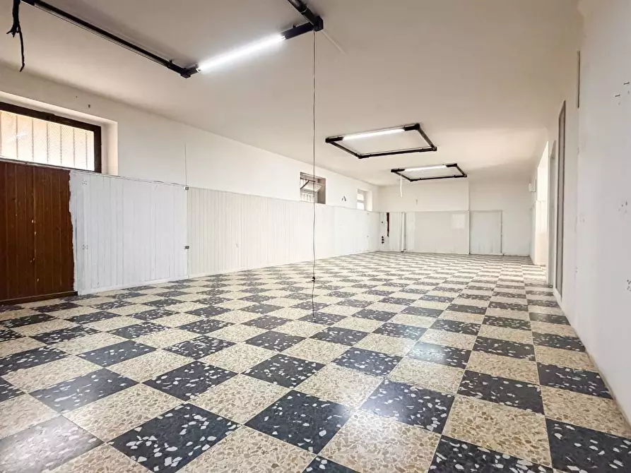 Immagine 4 di Attività commerciale   in VIA DELLE ANTICHE MURA 163 a Manfredonia