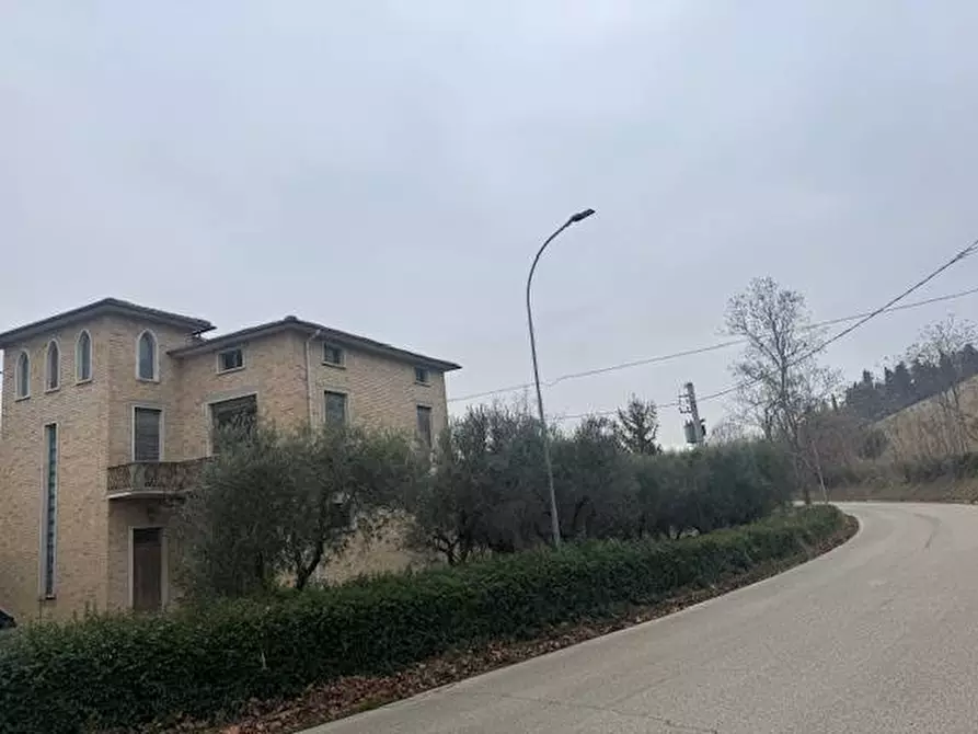 Immagine 2 di Casa indipendente in vendita  a Montalto Delle Marche