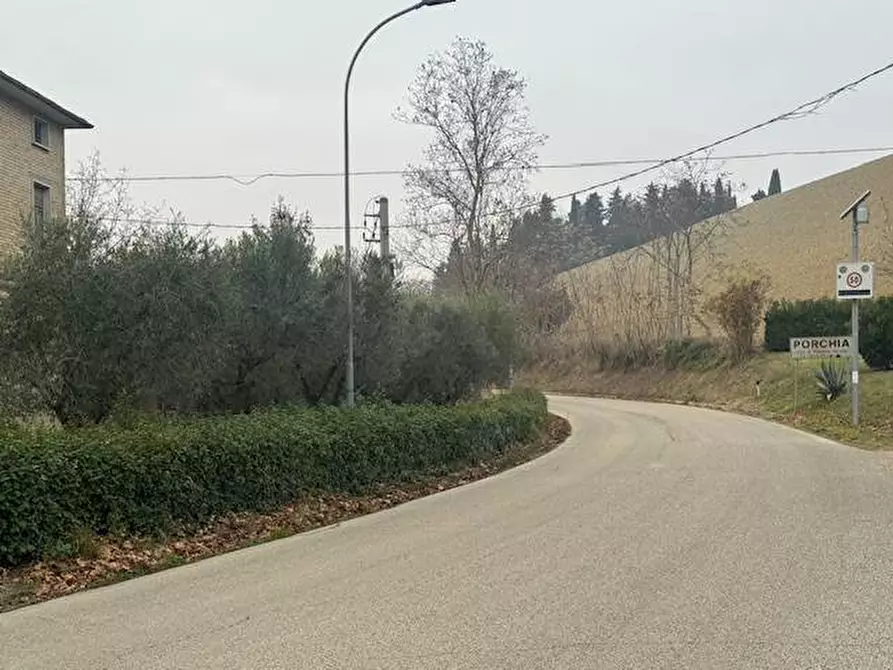 Immagine 3 di Casa indipendente in vendita  a Montalto Delle Marche