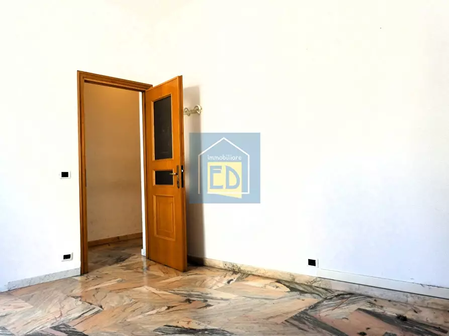 Immagine 9 di Ufficio in affitto  a Savona