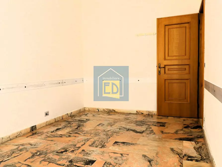 Immagine 13 di Ufficio in affitto  a Savona