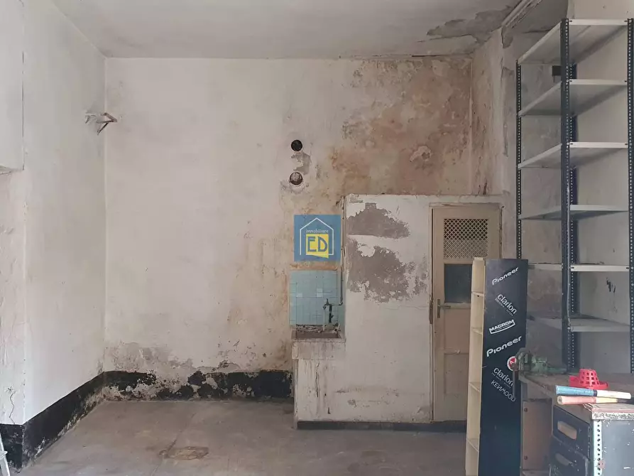 Immagine 4 di Magazzino in vendita  in Via Maria Solari 2 a Savona