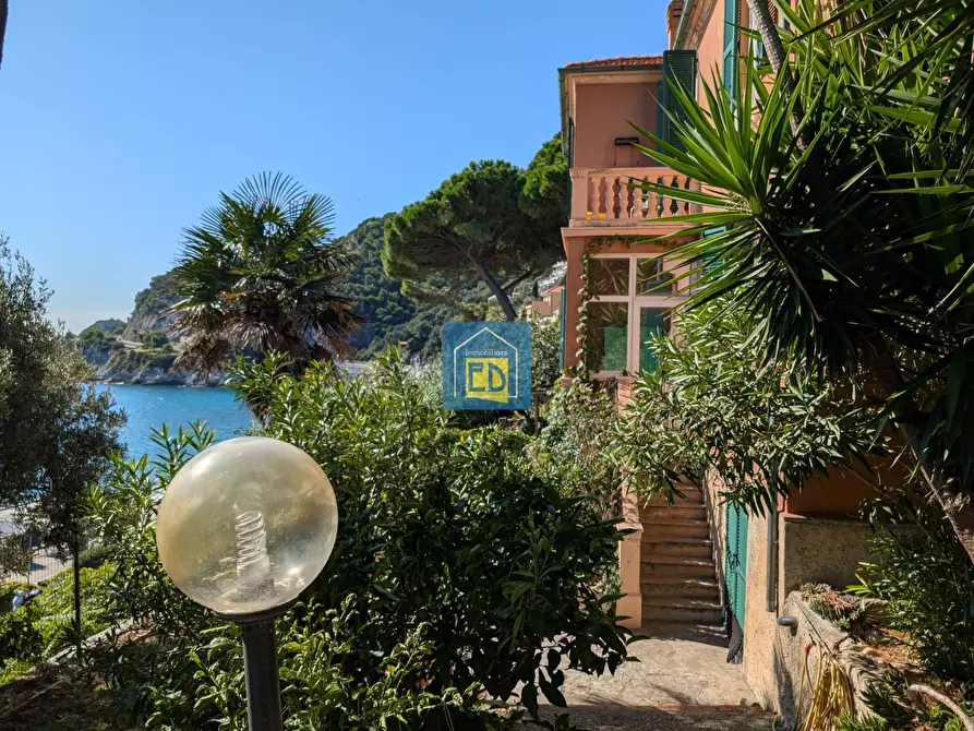 Immagine 4 di Villa in vendita  in Via Magazzeno a Bergeggi