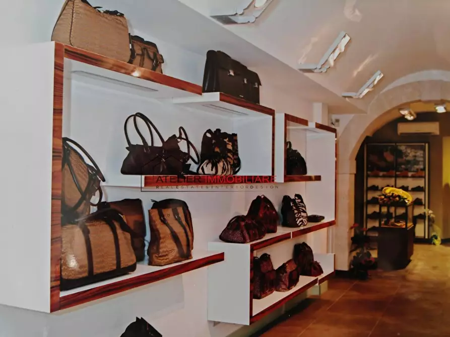 Immagine 11 di Locale commerciale in affitto  in via rapisasrdi 123 a Ragusa