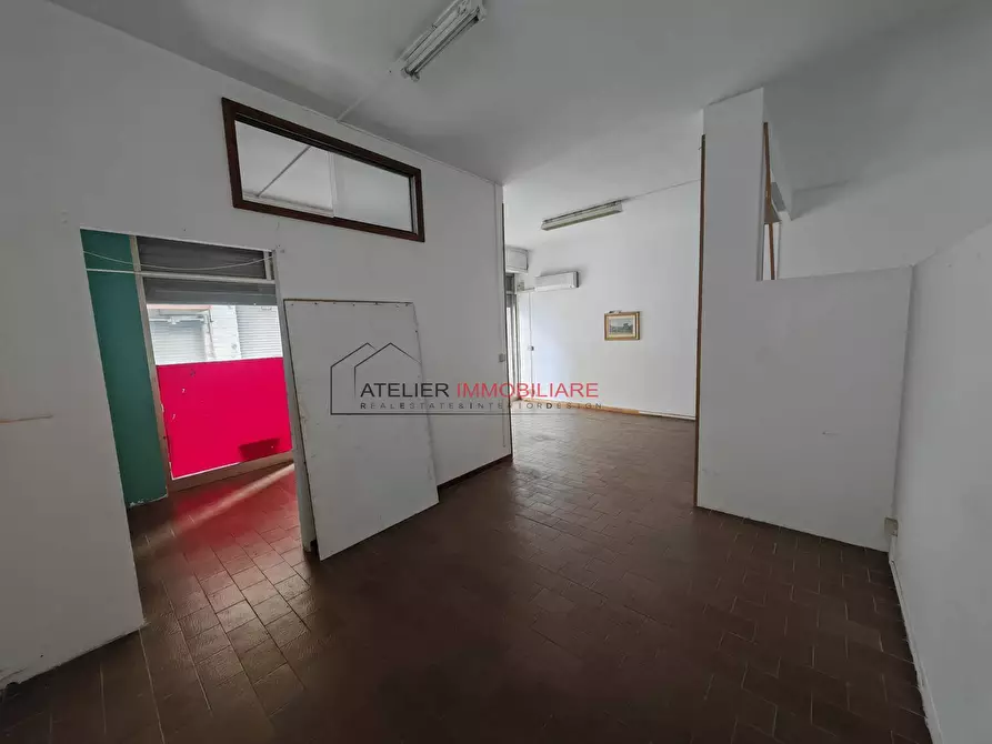 Immagine 5 di Locale commerciale in vendita  in Via Eugenio Criscione Lupis 69/71 a Ragusa