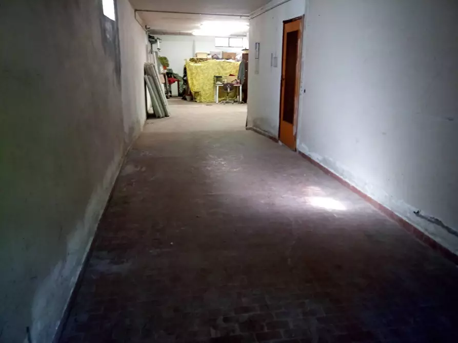 Immagine 3 di Locale commerciale in affitto  a Nova Milanese