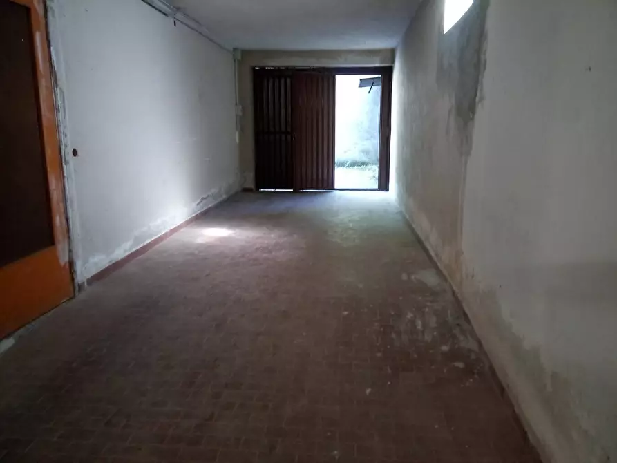 Immagine 5 di Locale commerciale in affitto  a Nova Milanese