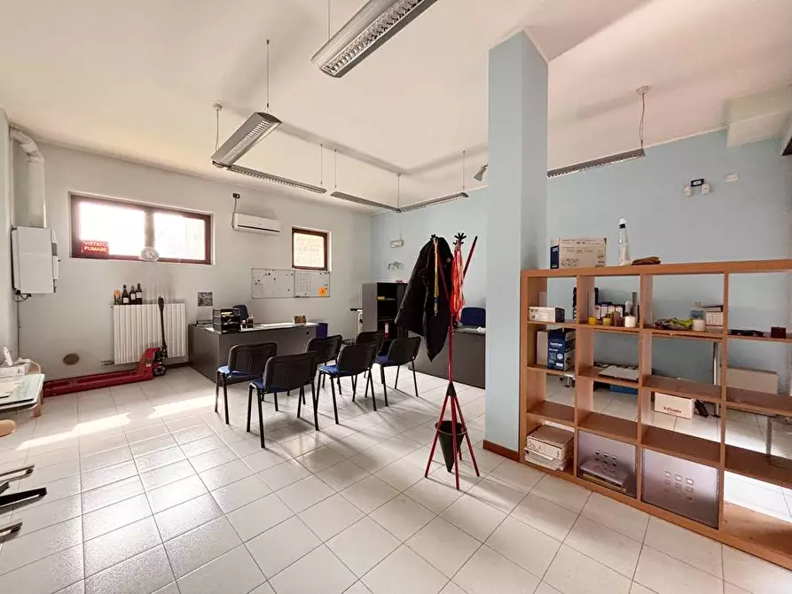 Immagine 8 di Locale commerciale in affitto  a Nova Milanese