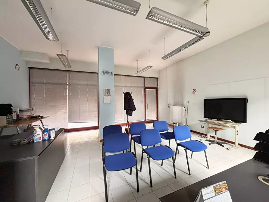 Immagine 9 di Locale commerciale in affitto  a Nova Milanese