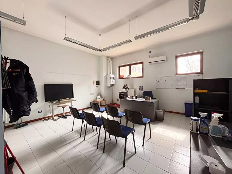 Immagine 11 di Locale commerciale in affitto  a Nova Milanese