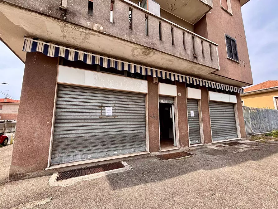 Immagine 2 di Locale commerciale in vendita  a Limbiate