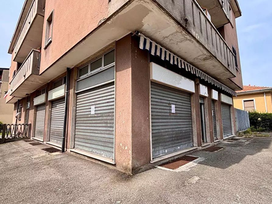 Immagine 3 di Locale commerciale in vendita  a Limbiate