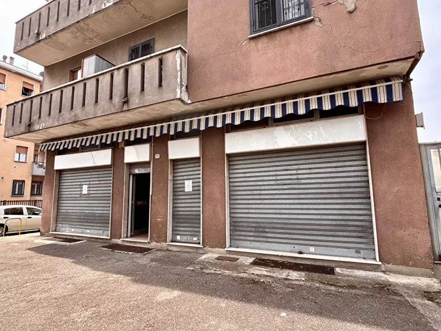 Immagine 4 di Locale commerciale in vendita  a Limbiate