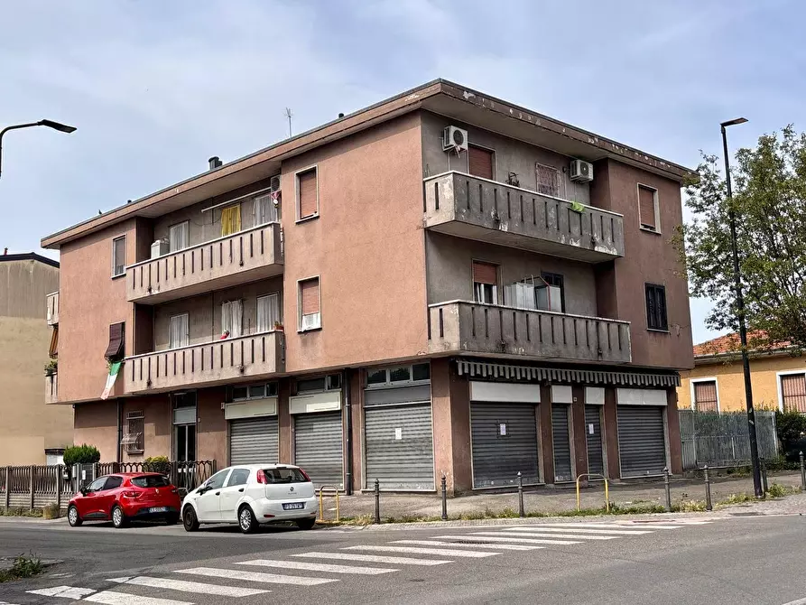 Immagine 8 di Locale commerciale in vendita  a Limbiate