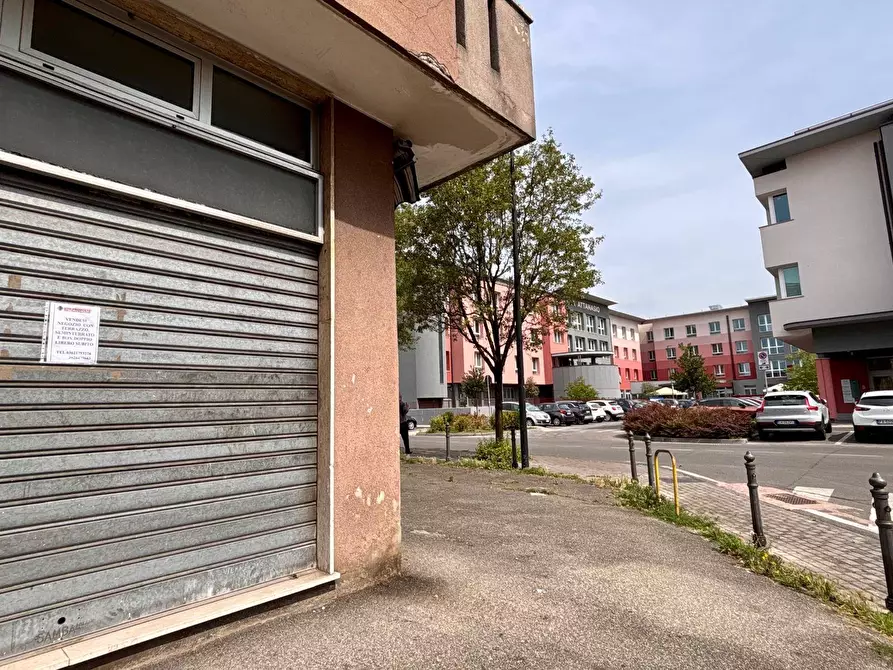 Immagine 10 di Locale commerciale in vendita  a Limbiate