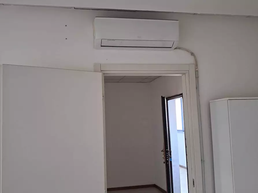 Immagine 7 di Ufficio in affitto  in del Guado a Desio