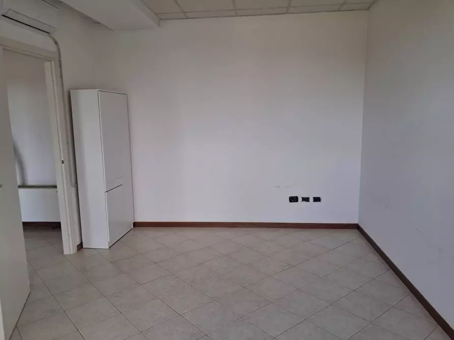 Immagine 10 di Ufficio in affitto  in del Guado a Desio