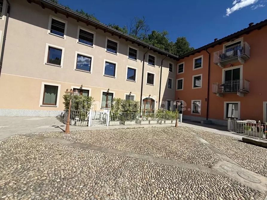Immagine 1 di Appartamento in vendita  in Via Costa Lambro a Carate Brianza