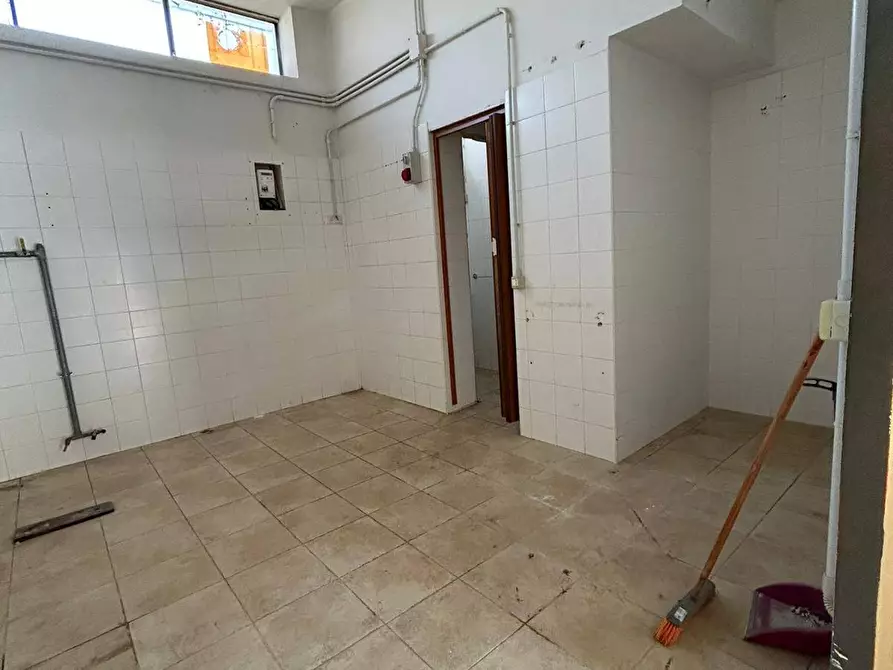 Immagine 4 di Locale commerciale in vendita  in Piazza Alcyone 40 a Pescara