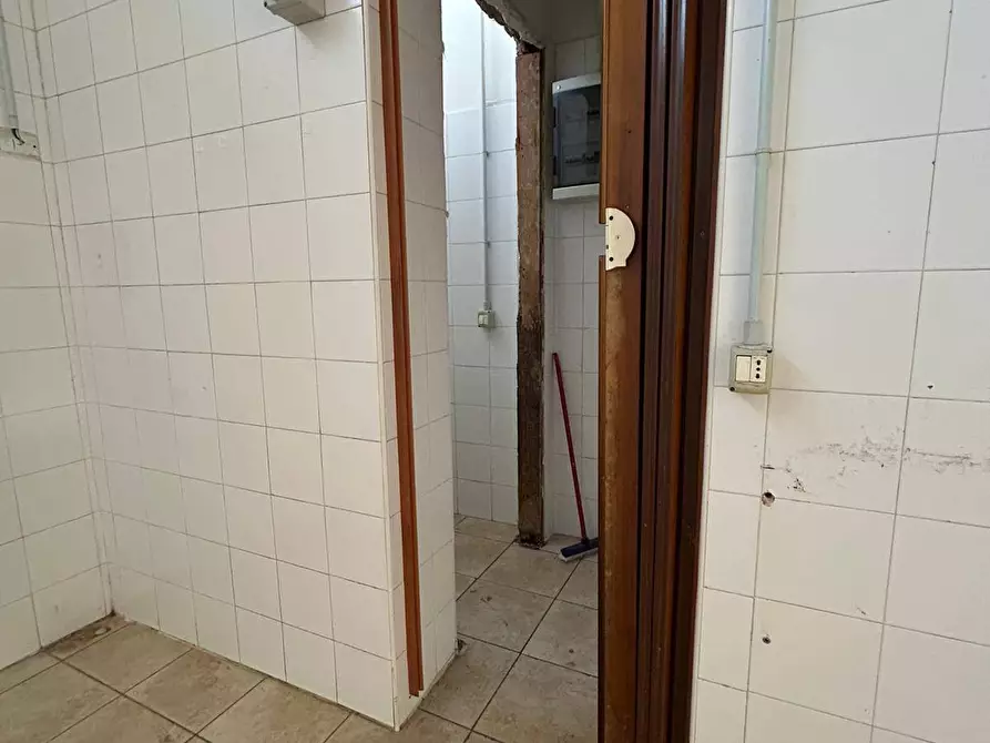 Immagine 5 di Locale commerciale in vendita  in Piazza Alcyone 40 a Pescara