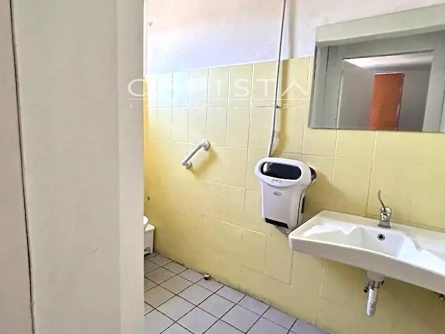Immagine 6 di Locale commerciale in affitto  a San Vito Chietino