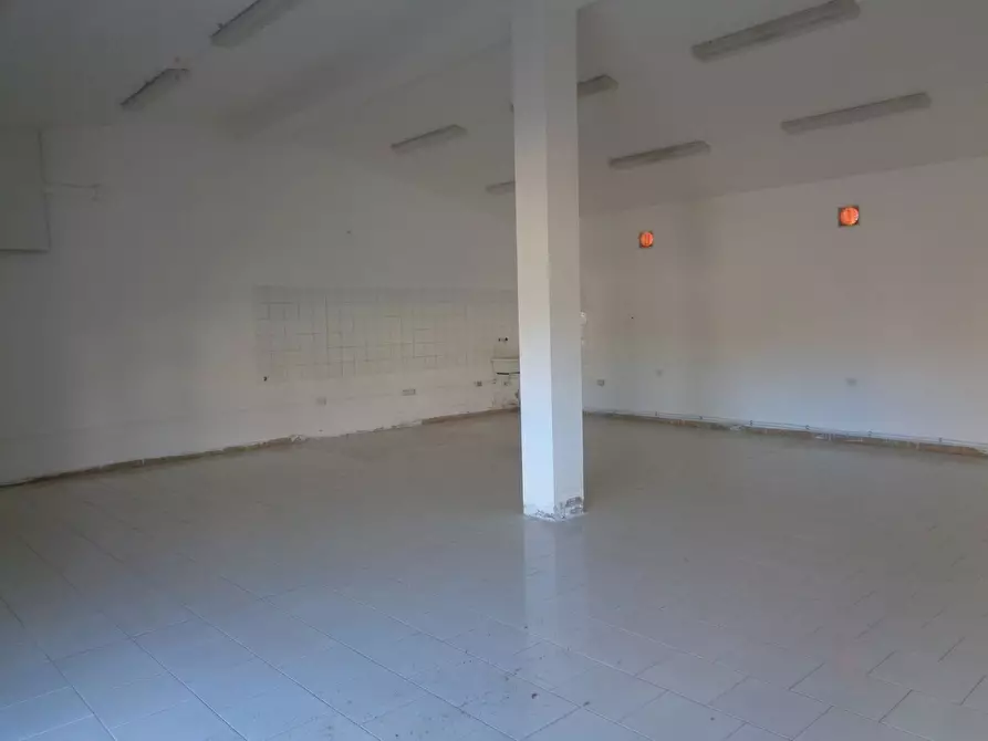 Immagine 4 di Locale commerciale in vendita  in Pietro Nenni a Gonnesa