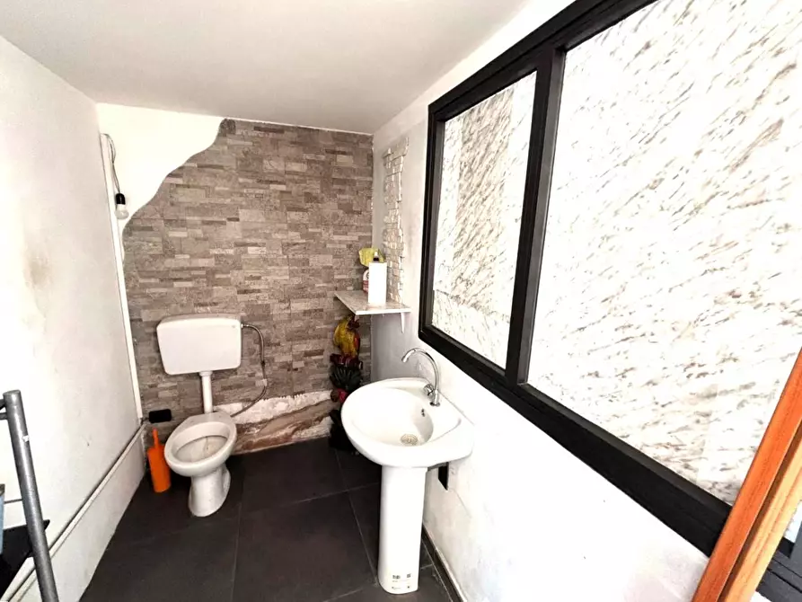 Immagine 14 di Attività commerciale in affitto  in via dei cinque archi 14 a Aprilia