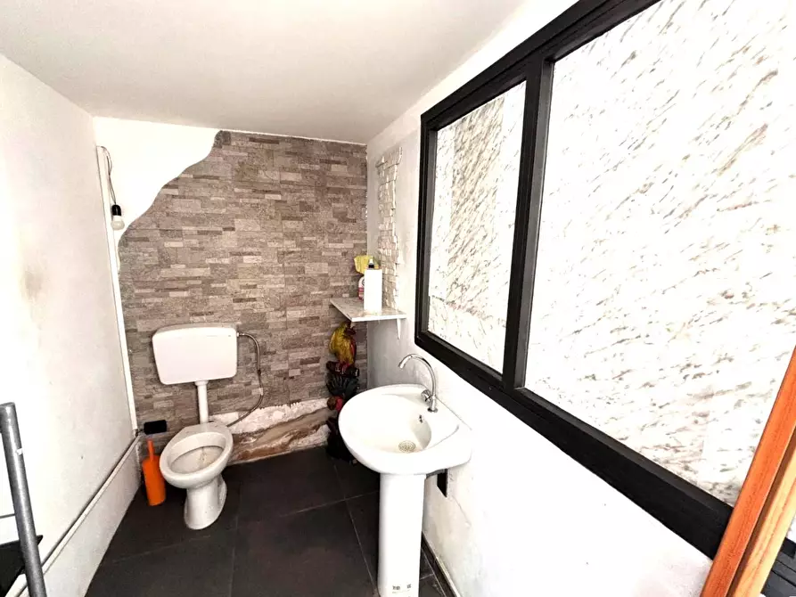 Immagine 15 di Attività commerciale in affitto  in via dei cinque archi 14 a Aprilia