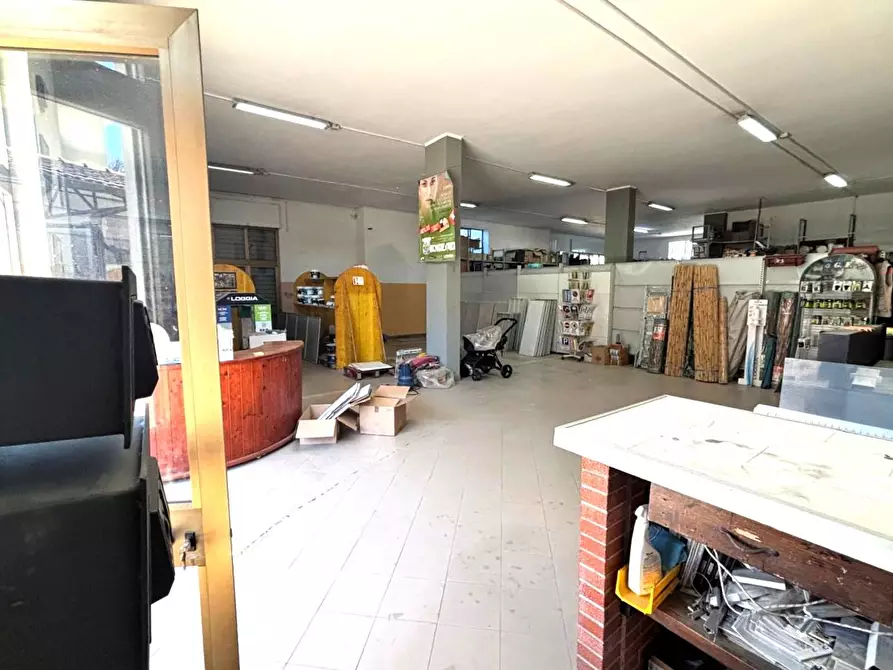 Immagine 16 di Attività commerciale in affitto  in via dei cinque archi 14 a Aprilia