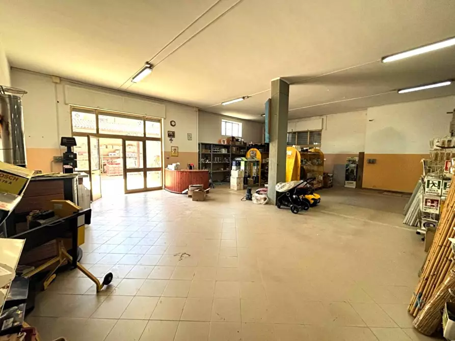 Immagine 17 di Attività commerciale in affitto  in via dei cinque archi 14 a Aprilia