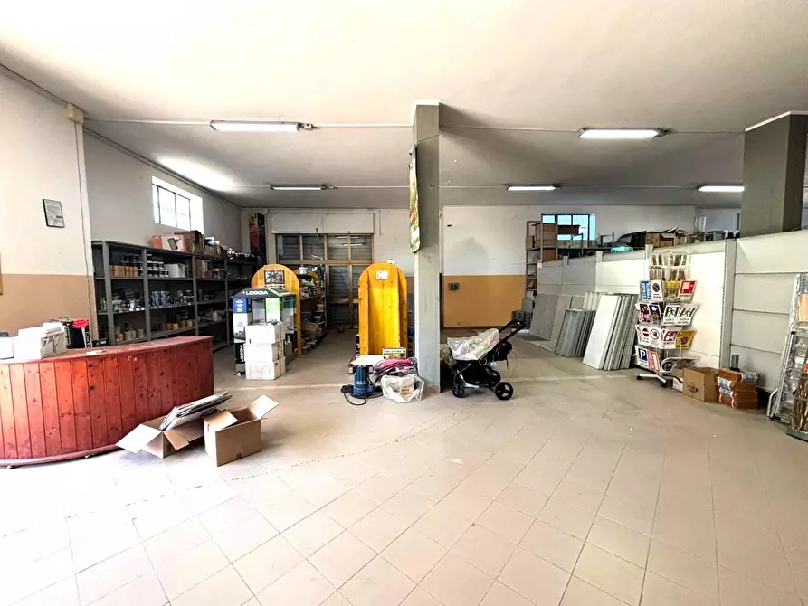 Immagine 19 di Attività commerciale in affitto  in via dei cinque archi 14 a Aprilia