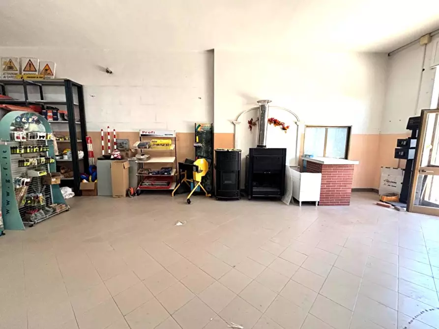 Immagine 20 di Attività commerciale in affitto  in via dei cinque archi 14 a Aprilia