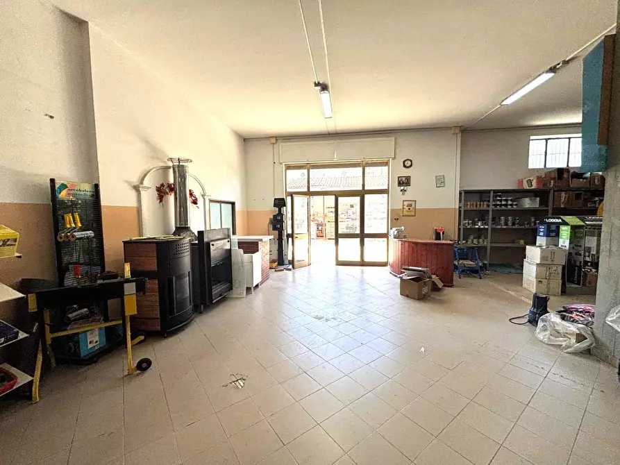 Immagine 23 di Attività commerciale in affitto  in via dei cinque archi 14 a Aprilia