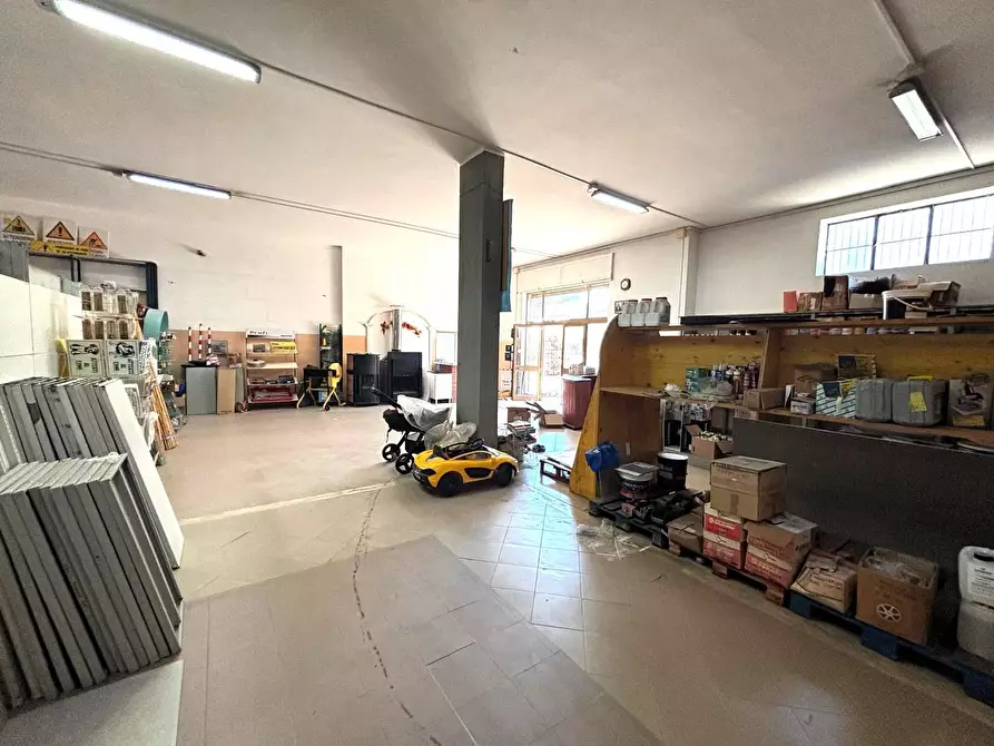 Immagine 25 di Attività commerciale in affitto  in via dei cinque archi 14 a Aprilia