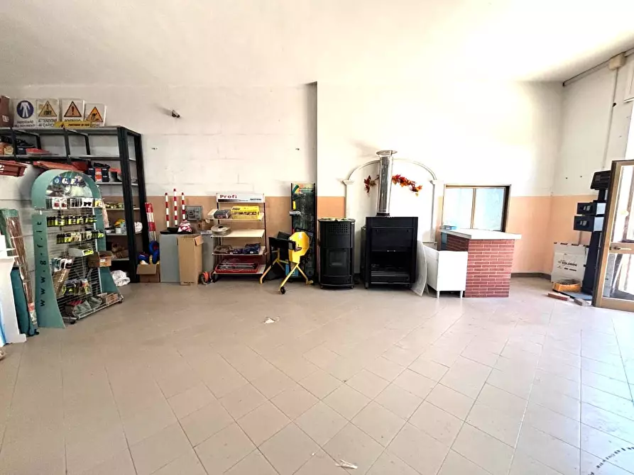 Immagine 28 di Attività commerciale in affitto  in via dei cinque archi 14 a Aprilia