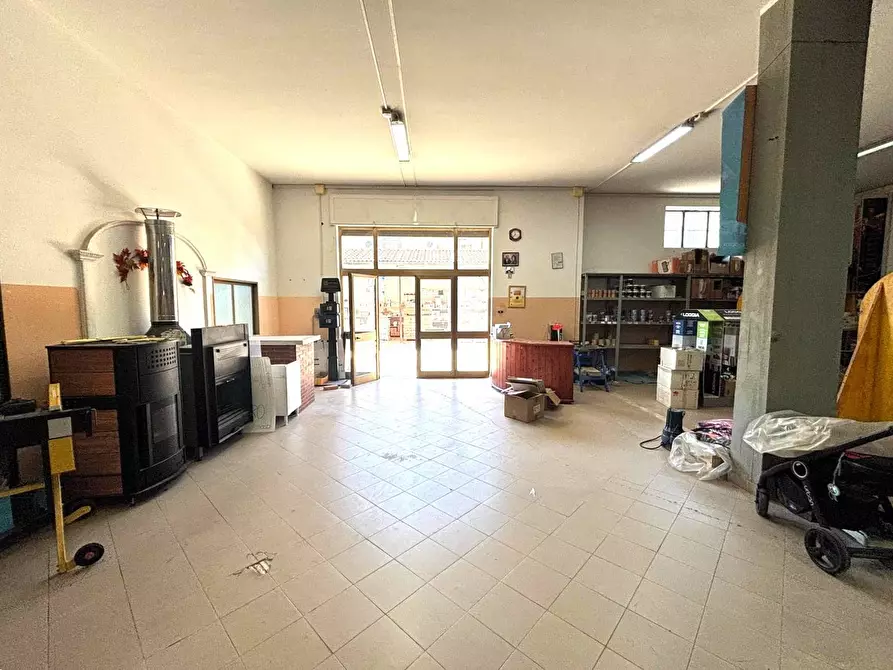 Immagine 29 di Attività commerciale in affitto  in via dei cinque archi 14 a Aprilia