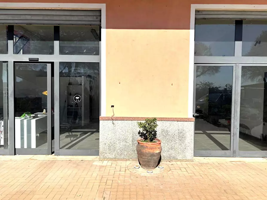 Immagine 34 di Attività commerciale in affitto  in via dei cinque archi 14 a Aprilia
