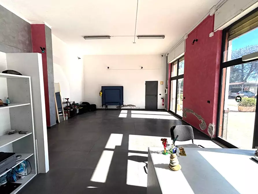 Immagine 39 di Attività commerciale in affitto  in via dei cinque archi 14 a Aprilia