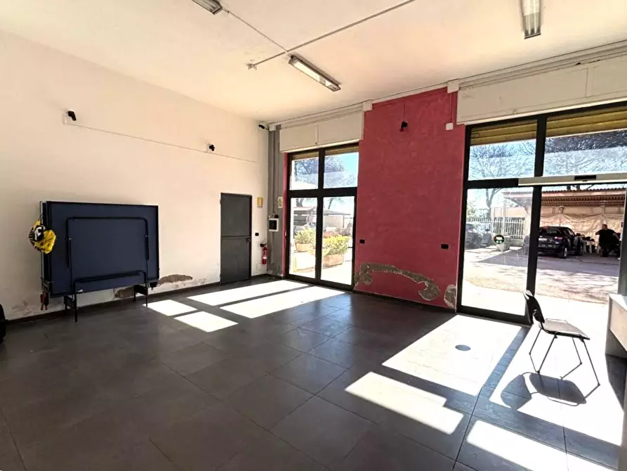 Immagine 43 di Attività commerciale in affitto  in via dei cinque archi 14 a Aprilia