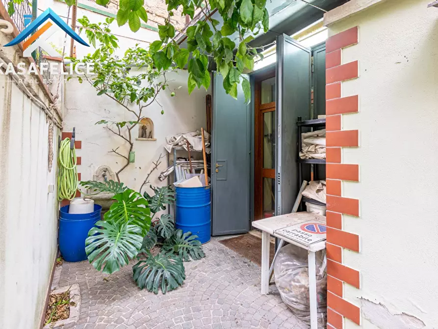 Immagine 1 di Locale commerciale in vendita  in via Manzoni 97/99 a San Giorgio A Cremano